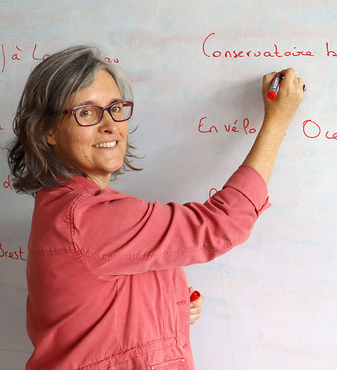 Nathalie-Charles-Wiesemeyer-interkultureller-Franzoesisch-Portrait-an-der-Tafel